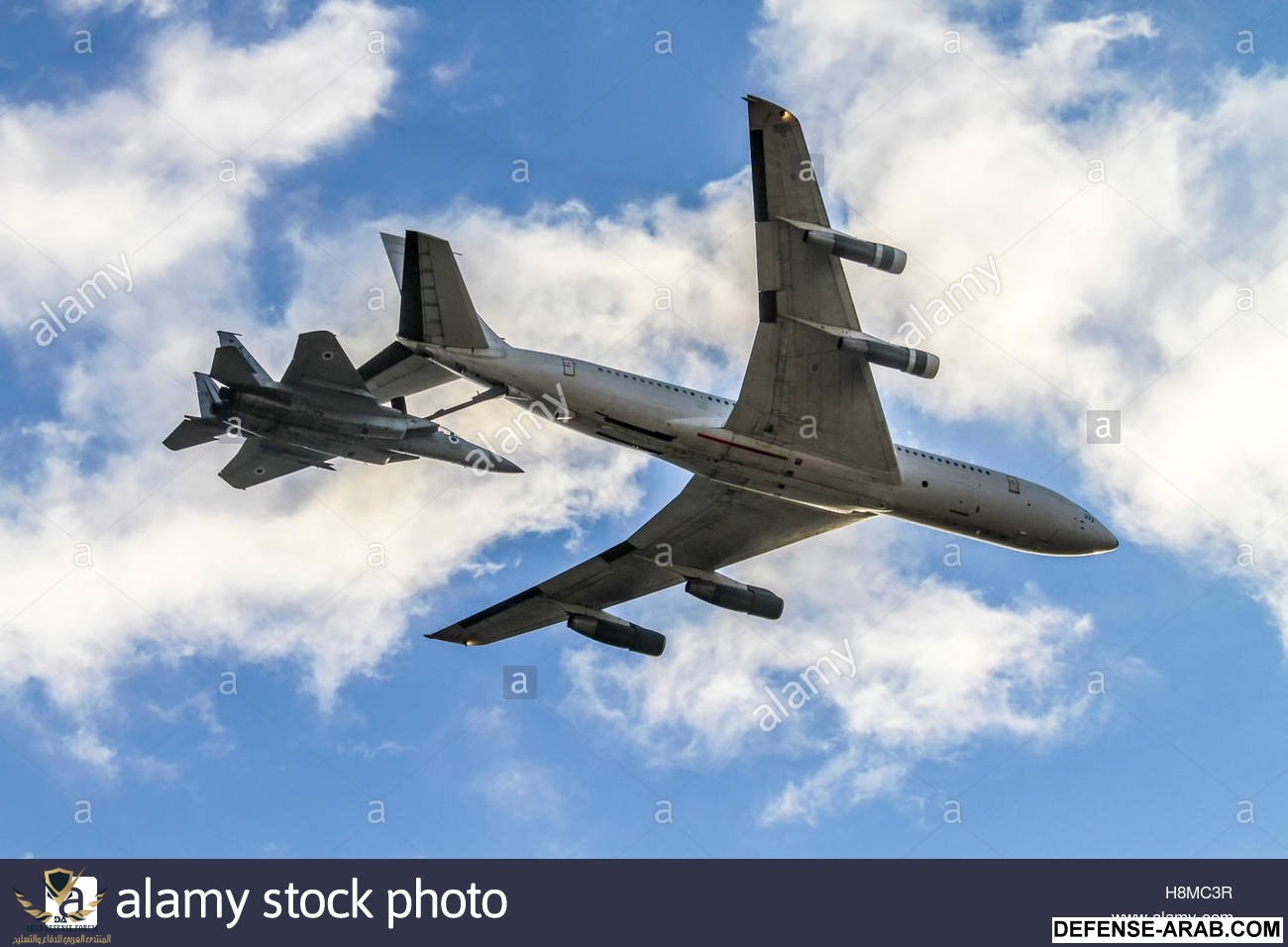 3-israeli-air-force-fighter-jet-f15c-being-refueled-by-a-boeing-707-H8MC3R.jpg