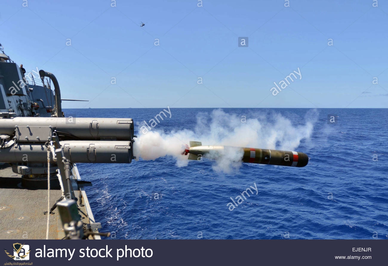 a-us-navy-mk-54-lightweight-hybrid-dummy-torpedo-launches-from-the-EJENJR.jpg