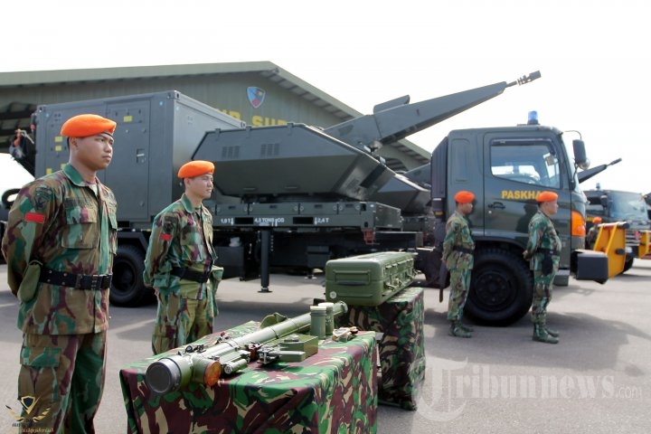 persenjataan-berat-tni-au-jalani-prosesi-adat-sebelum-digunakan_20151111_221833.jpg