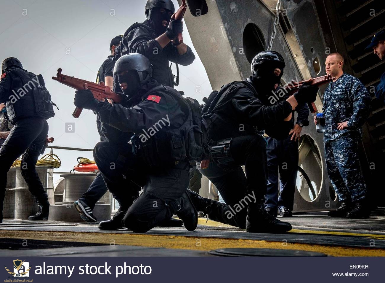 moroccan-navy-special-operations-commandos-establish-security-during-EN09KR.jpg