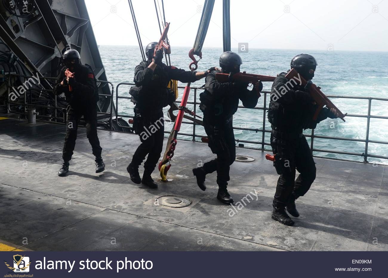 moroccan-navy-special-operations-commandos-establish-security-during-EN09KM.jpg