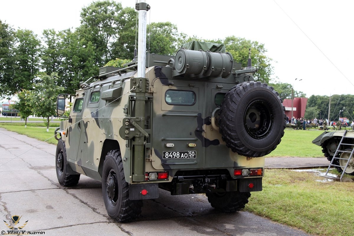 Unknown mod-command and signal vehicle on AMN 233114 Tigr-M 02.jpg