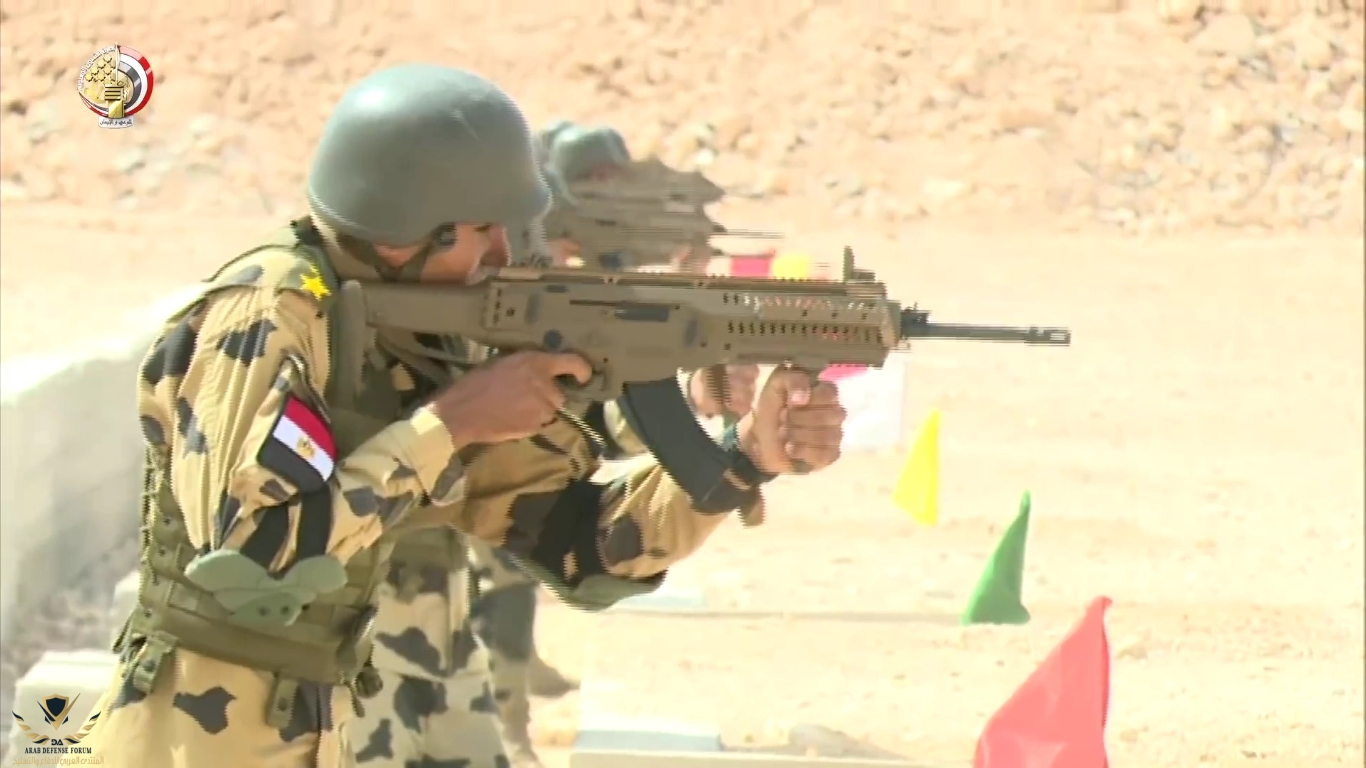 قائد القيادة المركزية الأمريكية يتفقد القوات المشا...JPG