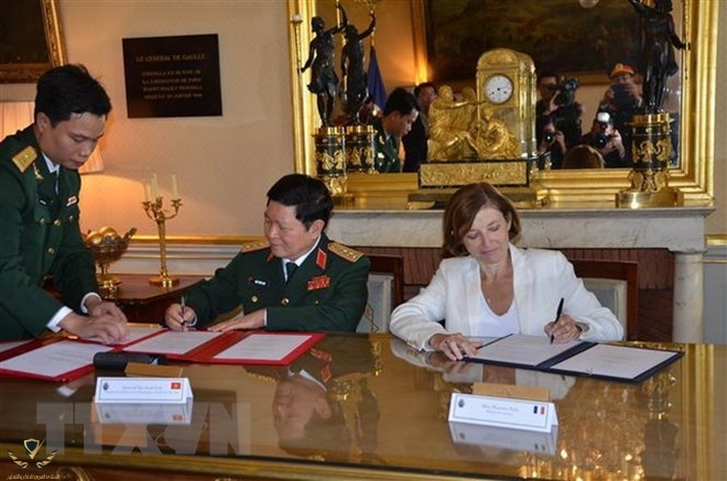 ngo_xuan_lich_et_florence_parly.jpg