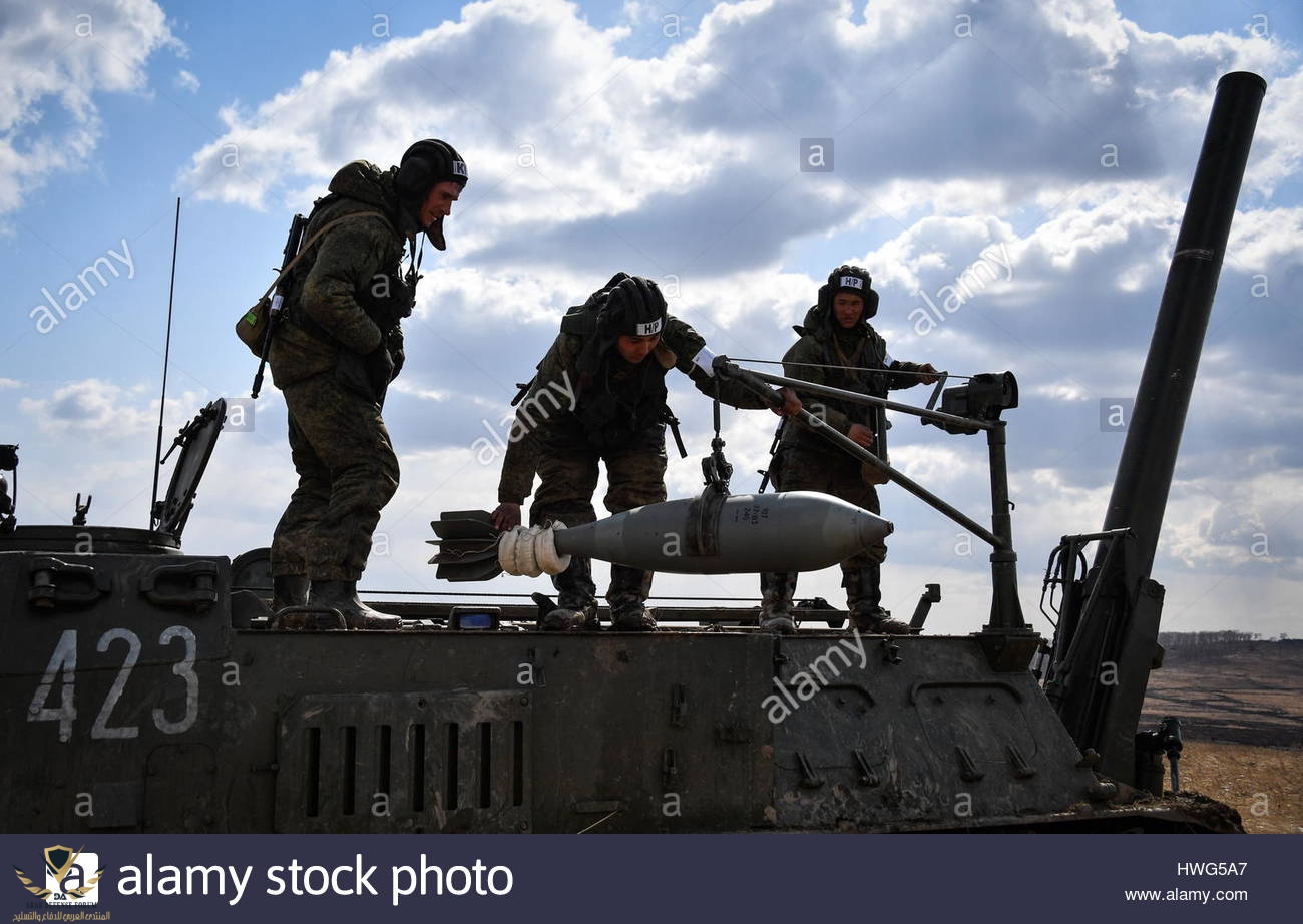 primorye-territory-russia-21st-mar-2017-servicemen-loading-a-2s4-tyulpan-HWG5A7.jpg