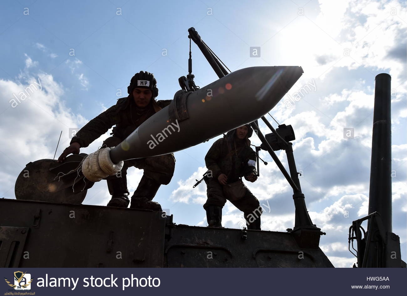 primorye-territory-russia-21st-mar-2017-servicemen-loading-a-2s4-tyulpan-HWG5AA.jpg