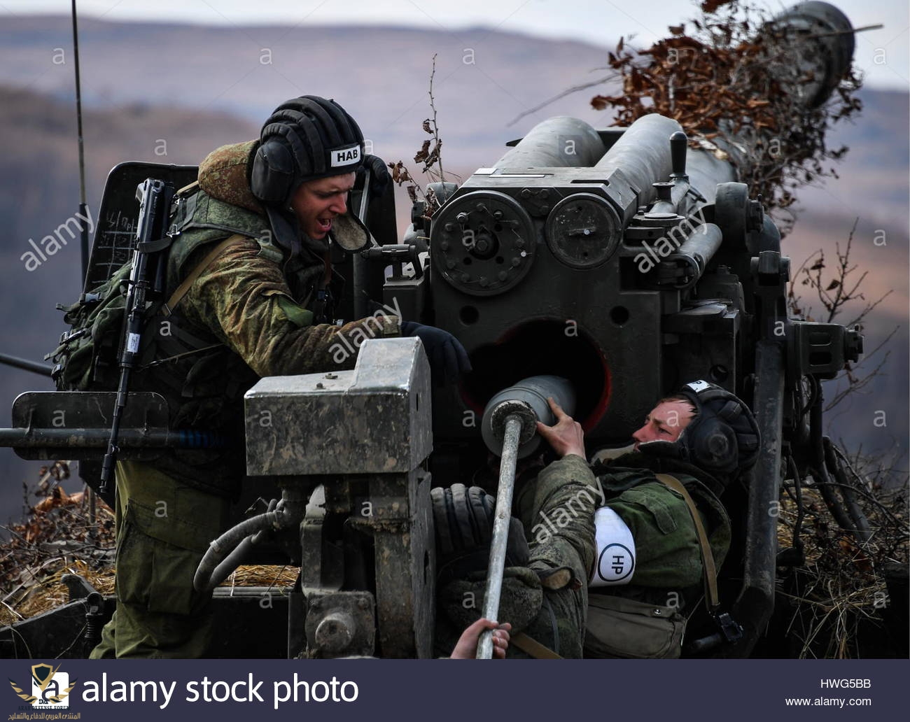 primorye-territory-russia-21st-mar-2017-servicemen-loading-a-2s5-giatsint-HWG5BB.jpg