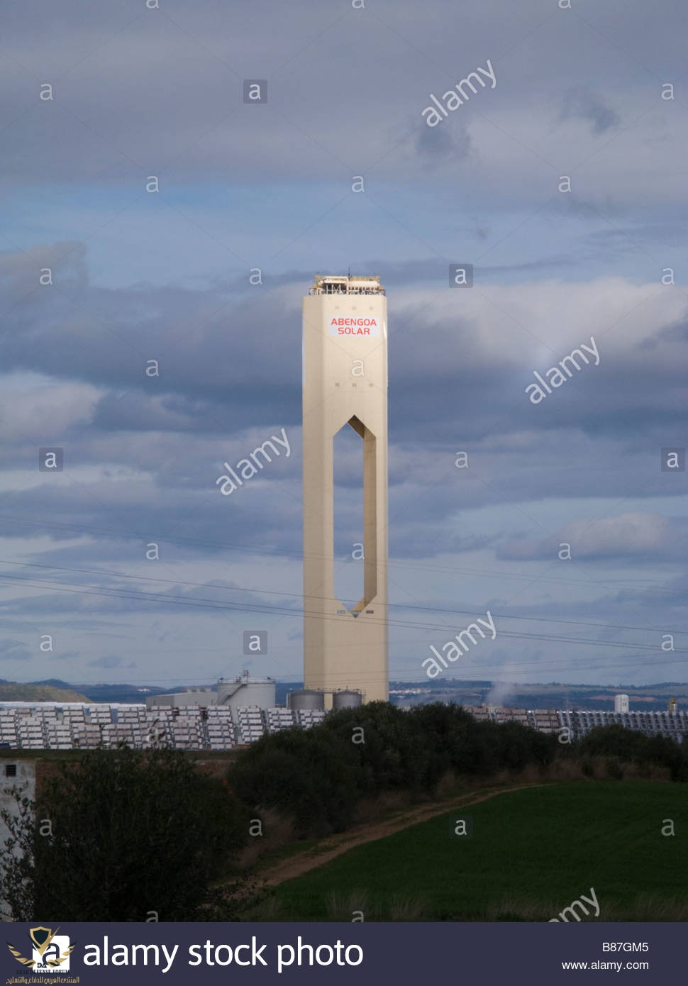 abengoa-solar-electrical-plant-project-near-seville-spain-B87GM5.jpg