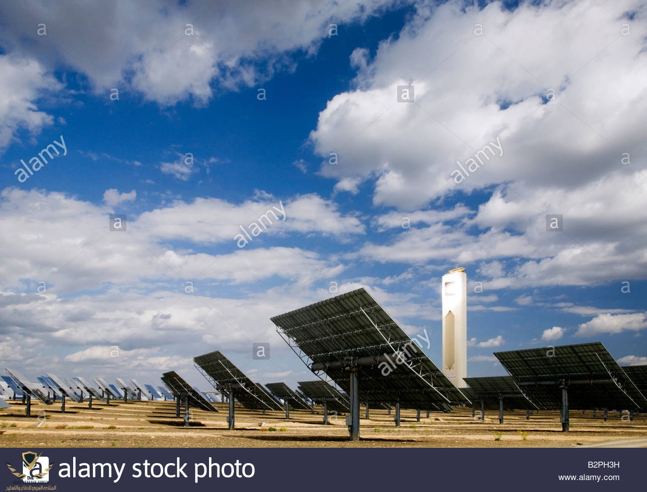 a-field-of-mirrors-concentrate-solar-energy-on-to-a-solar-tower-near-B2PH3H.jpg