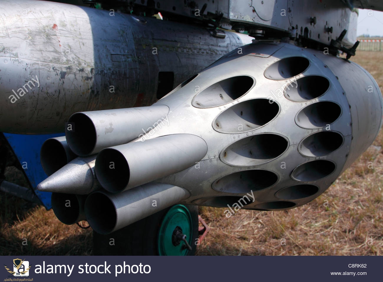 rocket-pod-pour-57mm-de-roquettes-non-guidees-sur-un-mi-24-hind-dhelicoptere-dattaque-c8rk62.jpg