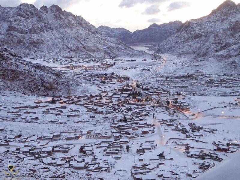 Snow_in_St._Katherine,_Sinai_Egypt_-_March_1,_2009.jpg