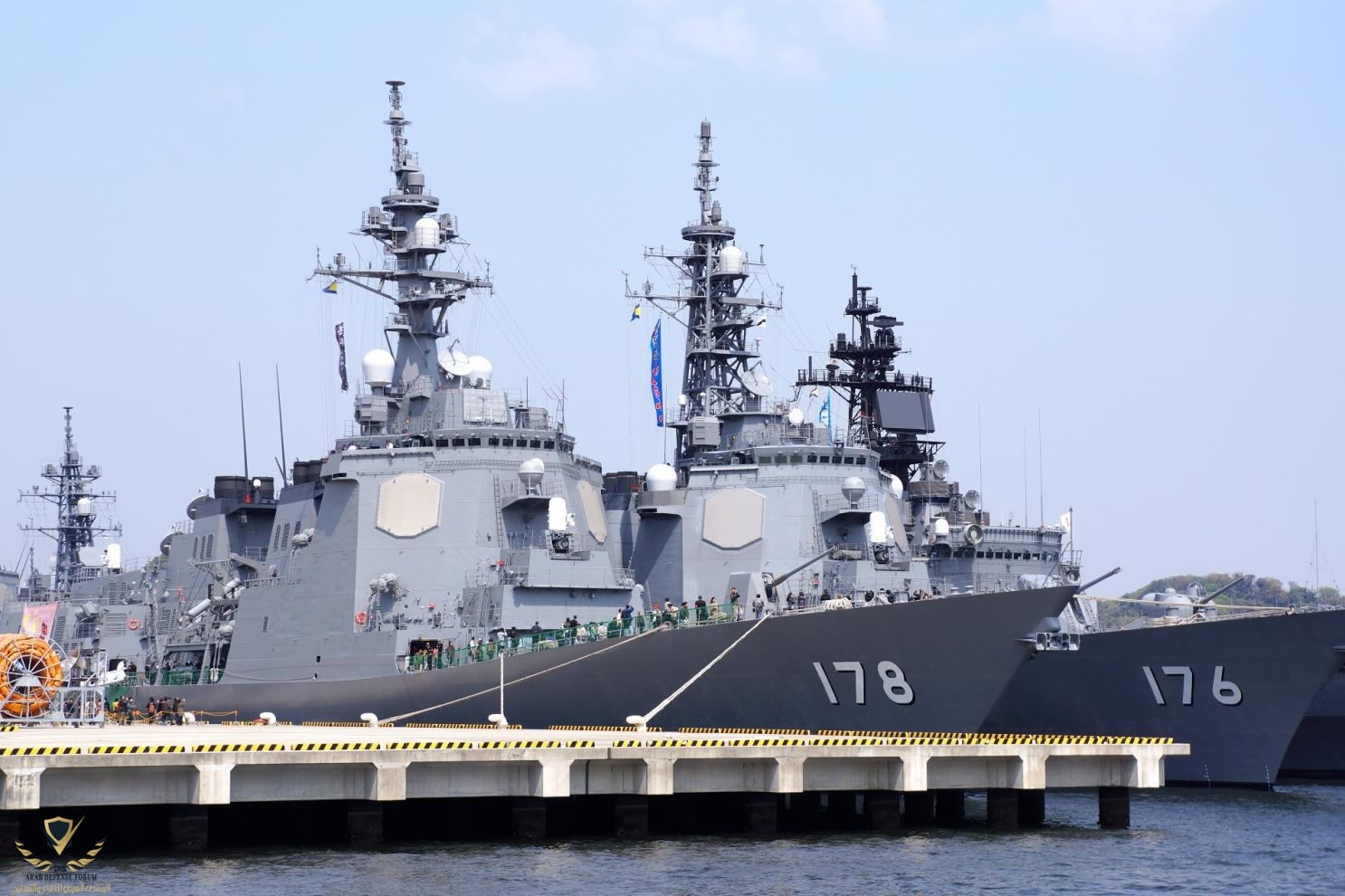 Ashigara_en_Chōkai_aan_de_Hemi_Kade,_-19_april_2014_b.jpg