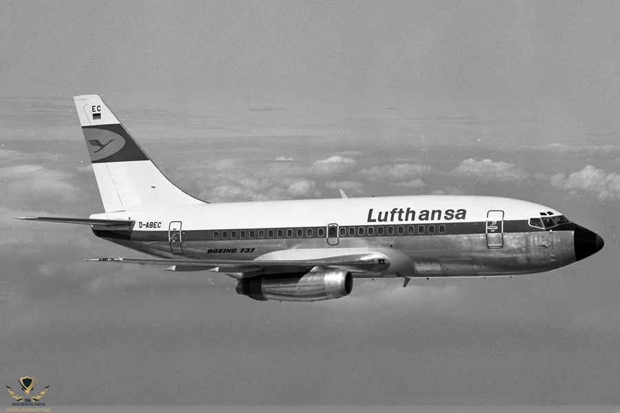 lufthansa-737-100.jpg