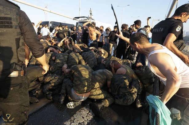 Surrendered-Turkish-soldiers-who-were-involved-in-the-coup-are-beaten-by-civilians.jpg