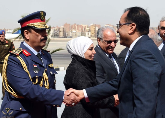 54832-رئيس-الوزراء-ونظيره-العراقى-لدى-وصوله-للقاهرة-(7).jpg