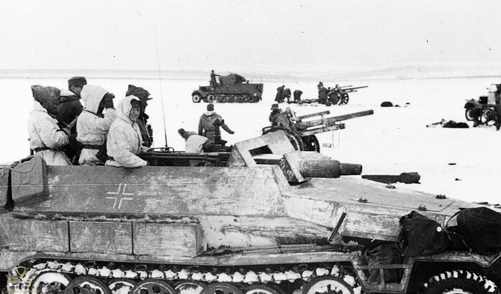 passing-in-front-of a-field-artillery-battery-during-the-battles-around-kharkov-in-early-1943.jpg