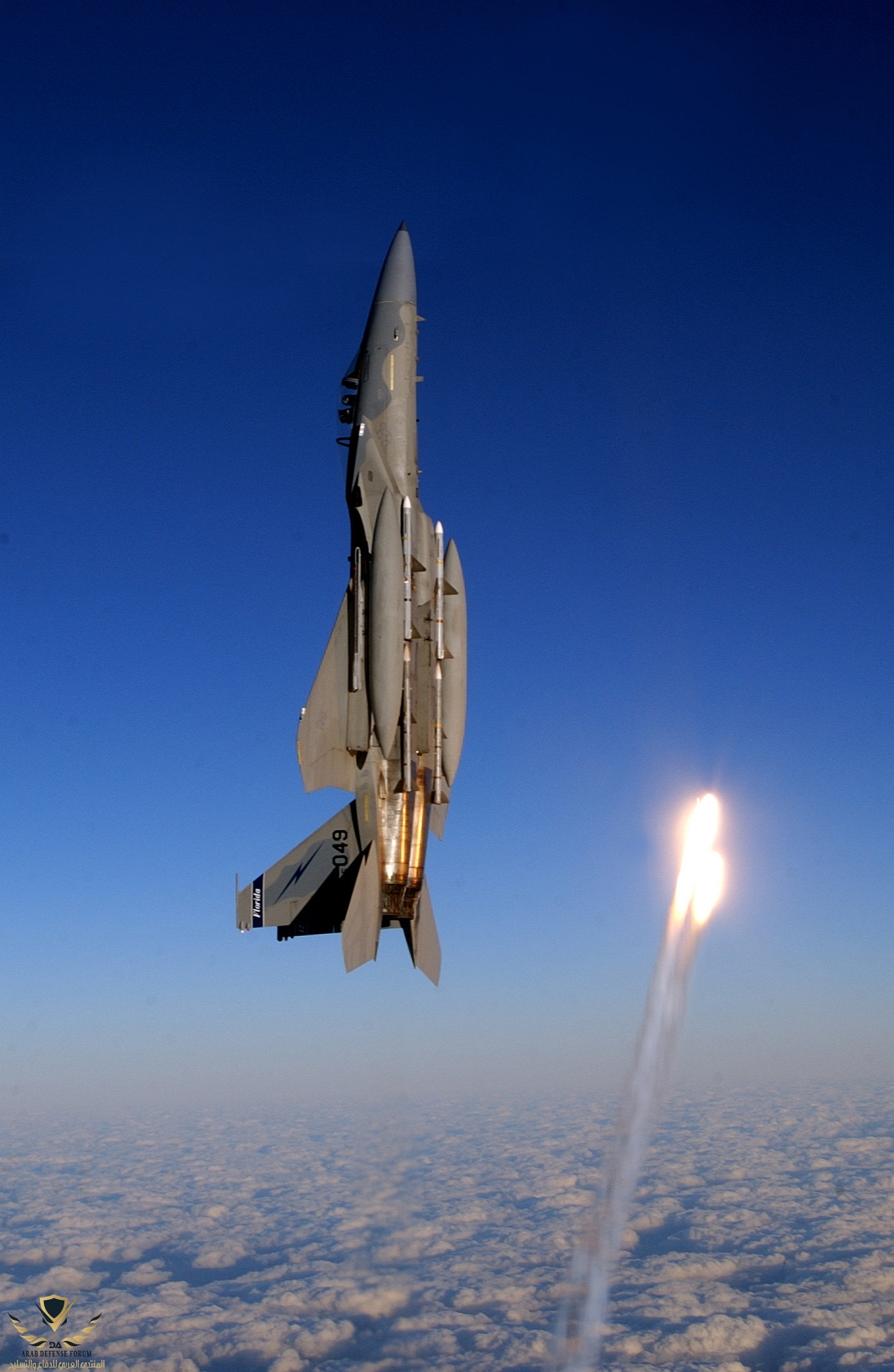 gpw-20060914-UnitedStatesAirForce-040107-F-TS431-053-get-attention-F-15A-Eagle-fires-flares-Fl...jpg