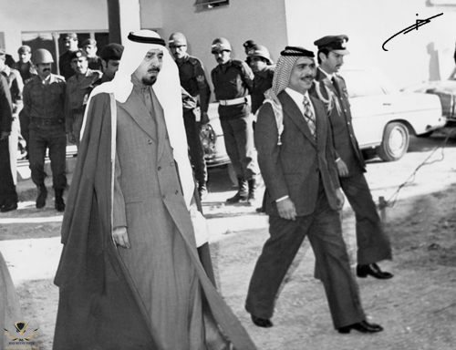 جلالة الملك خالد وجلالة ملك الأردن الحسين بن طلال في طريقهما لزيارة الجيش السعودي بالأردن.jpg