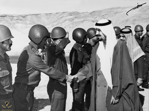 جلالة الملك خالد يصافح رجال الجيش السعودي بالأردن وخلفه جلالة ملك الأردن الحسين بن طلال.jpg