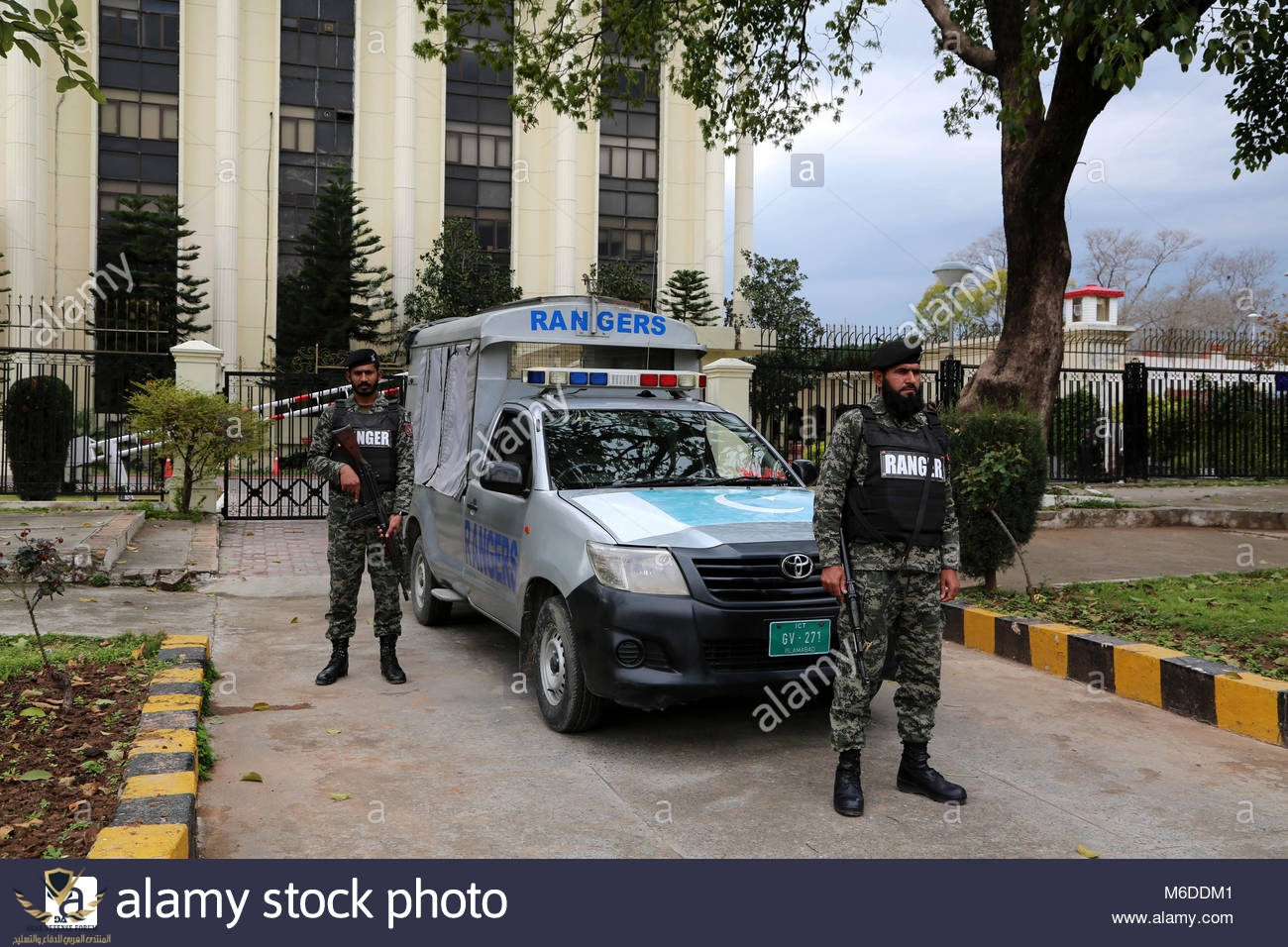 islamabad-3rd-mar-2018-pakistani-rangers-stand-guard-outside-the-parliament-M6DDM1.jpg