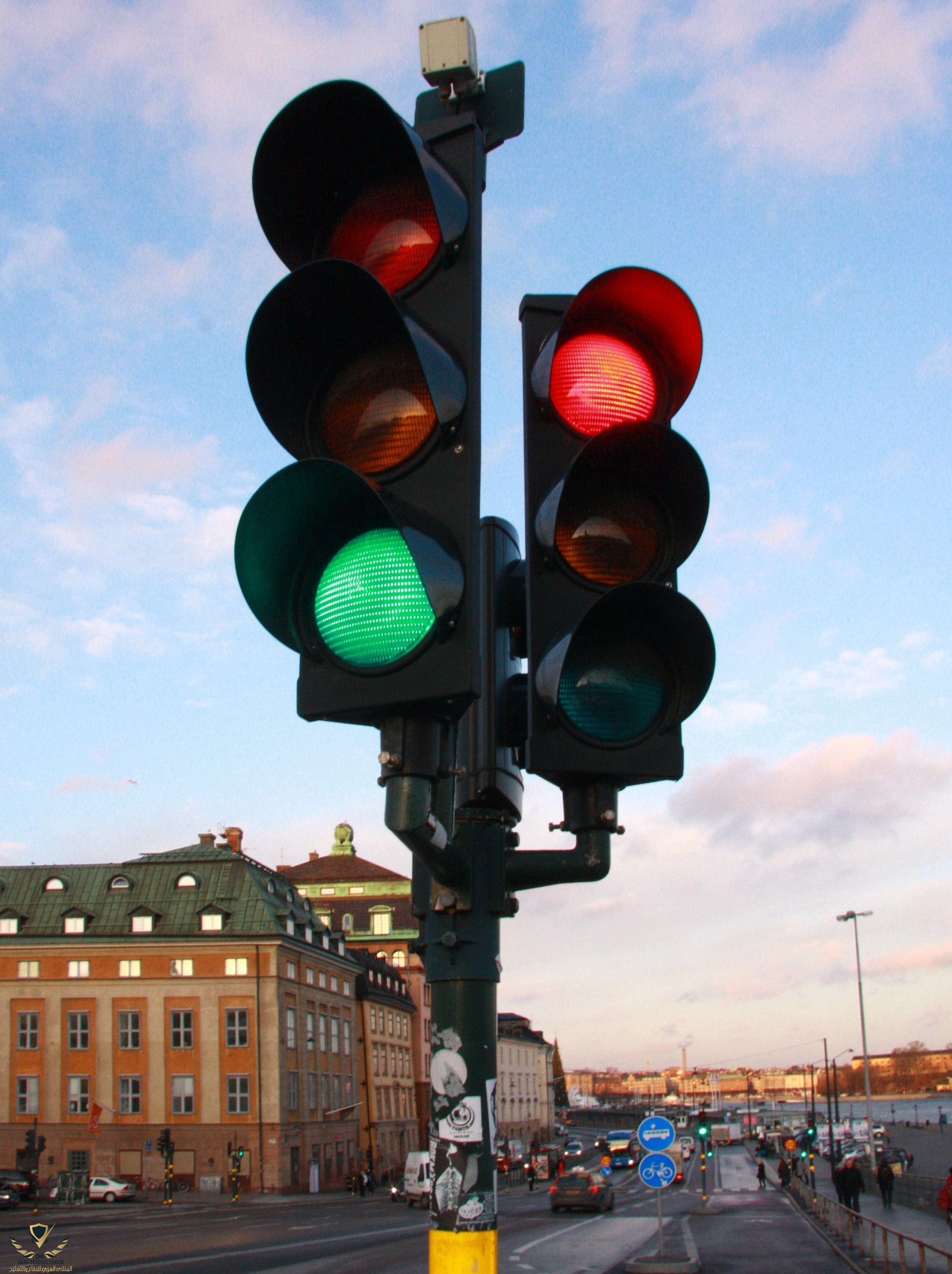Dubbla_trafikljus_vid_Slussen,_Stockholm_-_2011-12-14.jpg