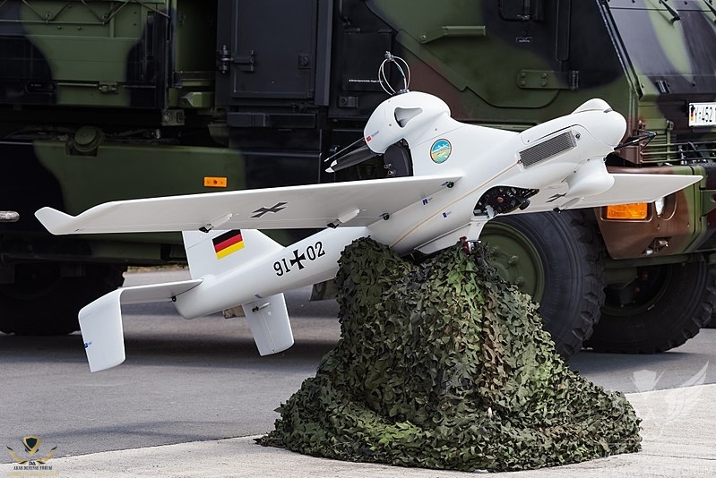 800px-91+02_German_Army_EMT_LUNA_UAV_ILA_Berlin_2016_05.jpg