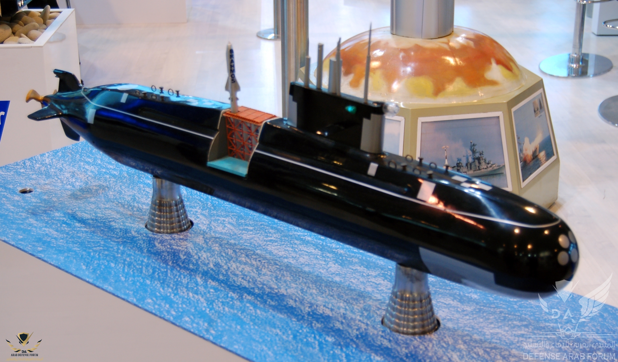 BrahMos_missie_on_Lada_class_non-nuclear_submarine_maqette.jpg