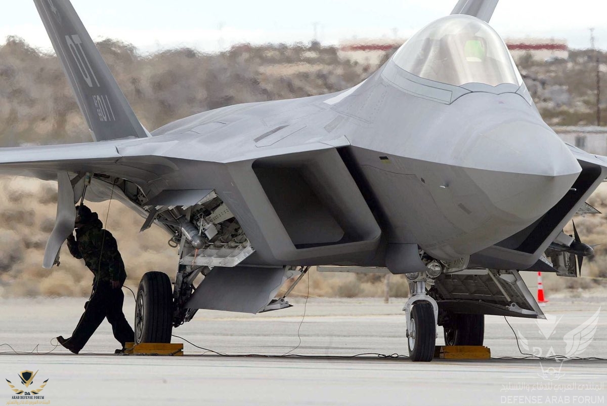F-22-loading-weapons-F-22-facts.jpg
