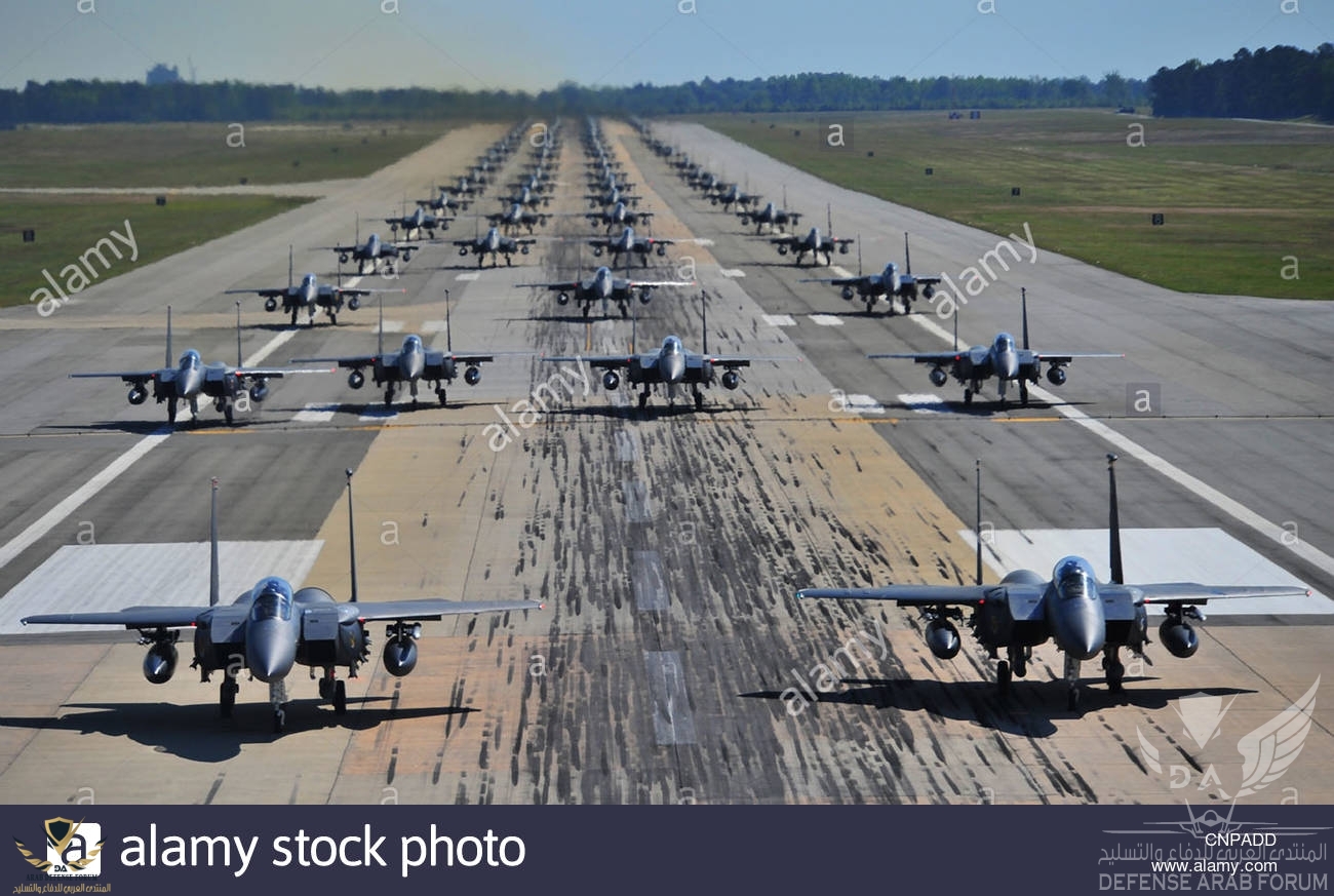 us-air-force-f-15e-strike-eagle-aircraft-perform-an-elephant-walk-CNPADD.jpg
