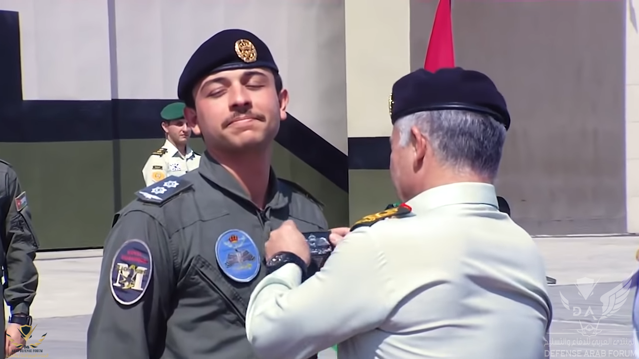 14 الملك يقلد ولي العهد جناح الطيران - YouTube (1).png