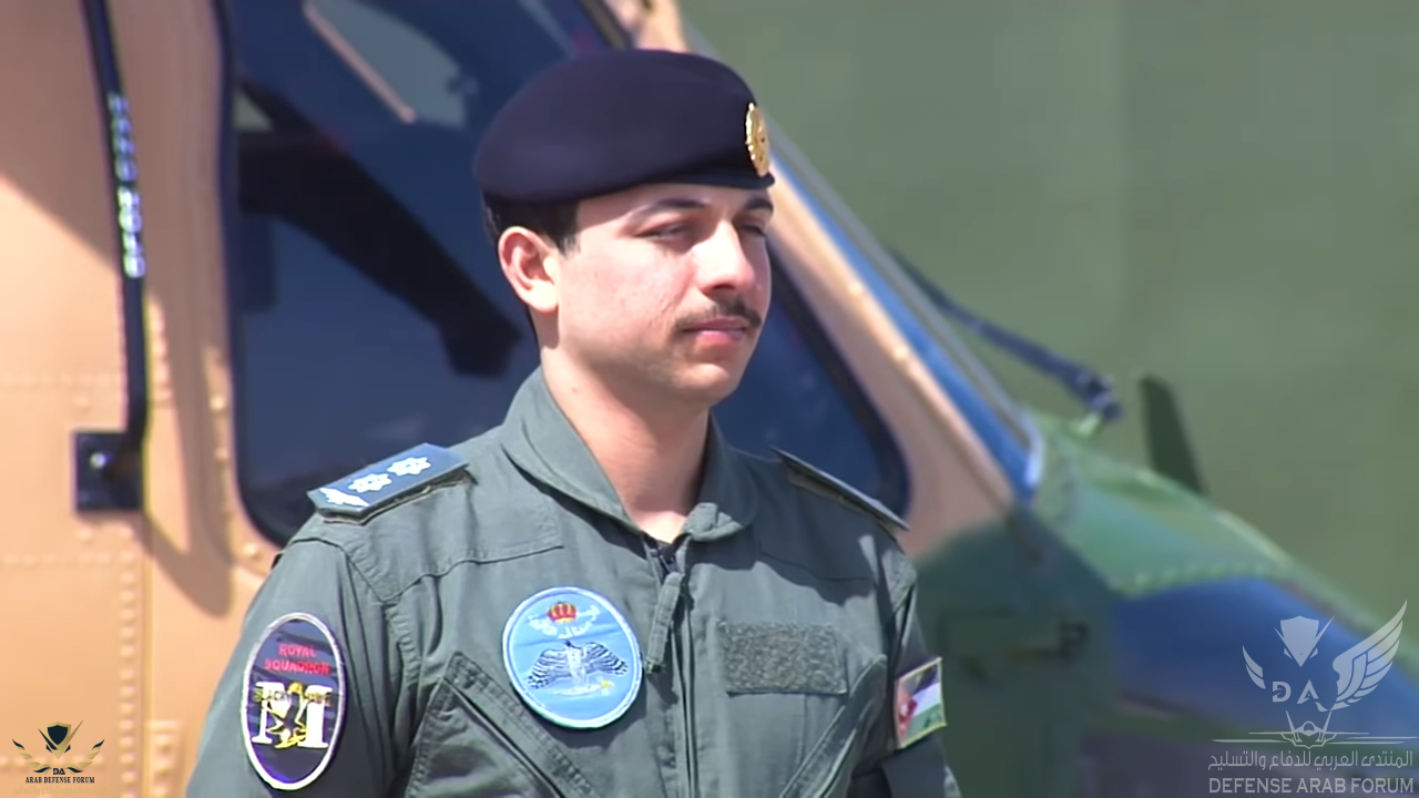 14 الملك يقلد ولي العهد جناح الطيران - YouTube.png