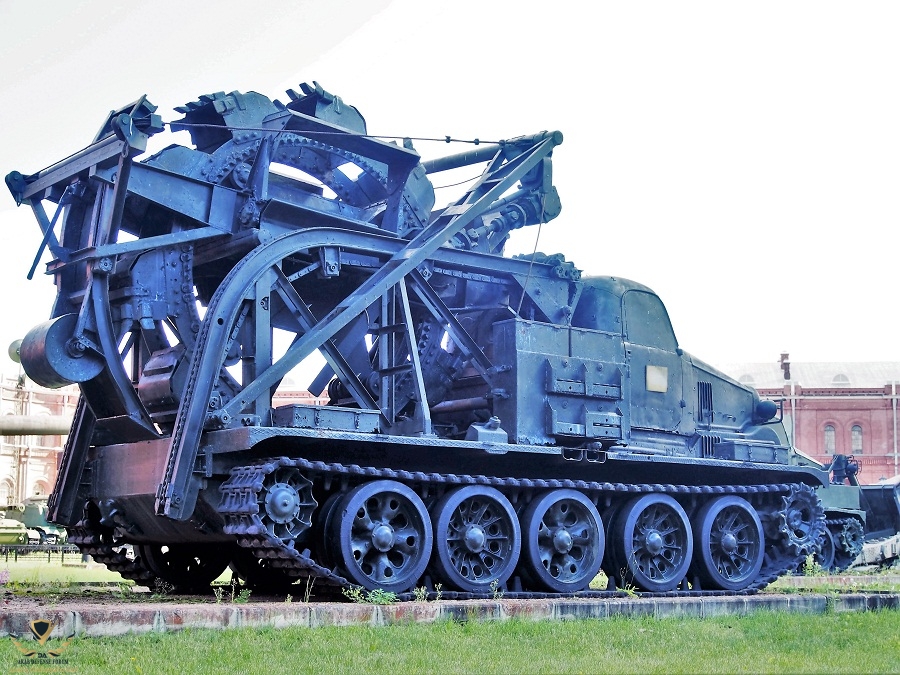 BTM_ditch-trenching_machine,_Быстроходная_траншейная_машина_(БТМ),_Artillery_museum,_Saint-Pet...jpg