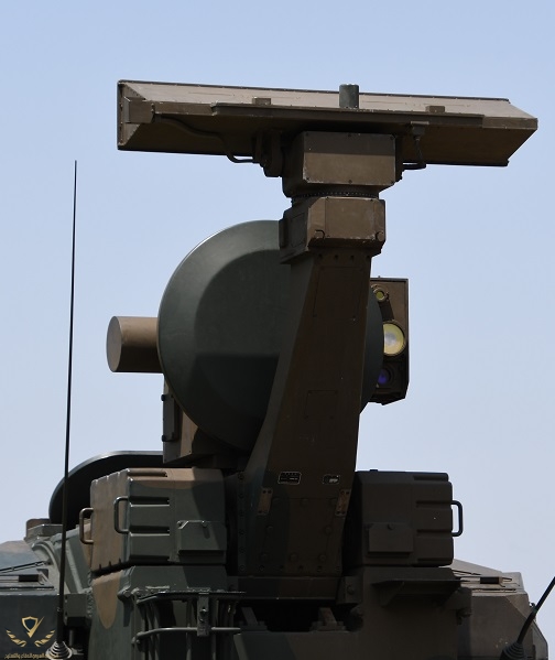 JGSDF_Type_87_self-propelled_anti-aircraft_gun(96-5442)_searching_radar_&_tracking_radar_left_...jpg