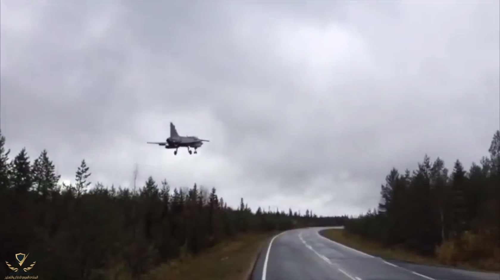 saab-jas-39-fighter-jet-sees-no-reason-not-to-land-on-a-two-lane-road-in-finland-video-100748_1.jpg