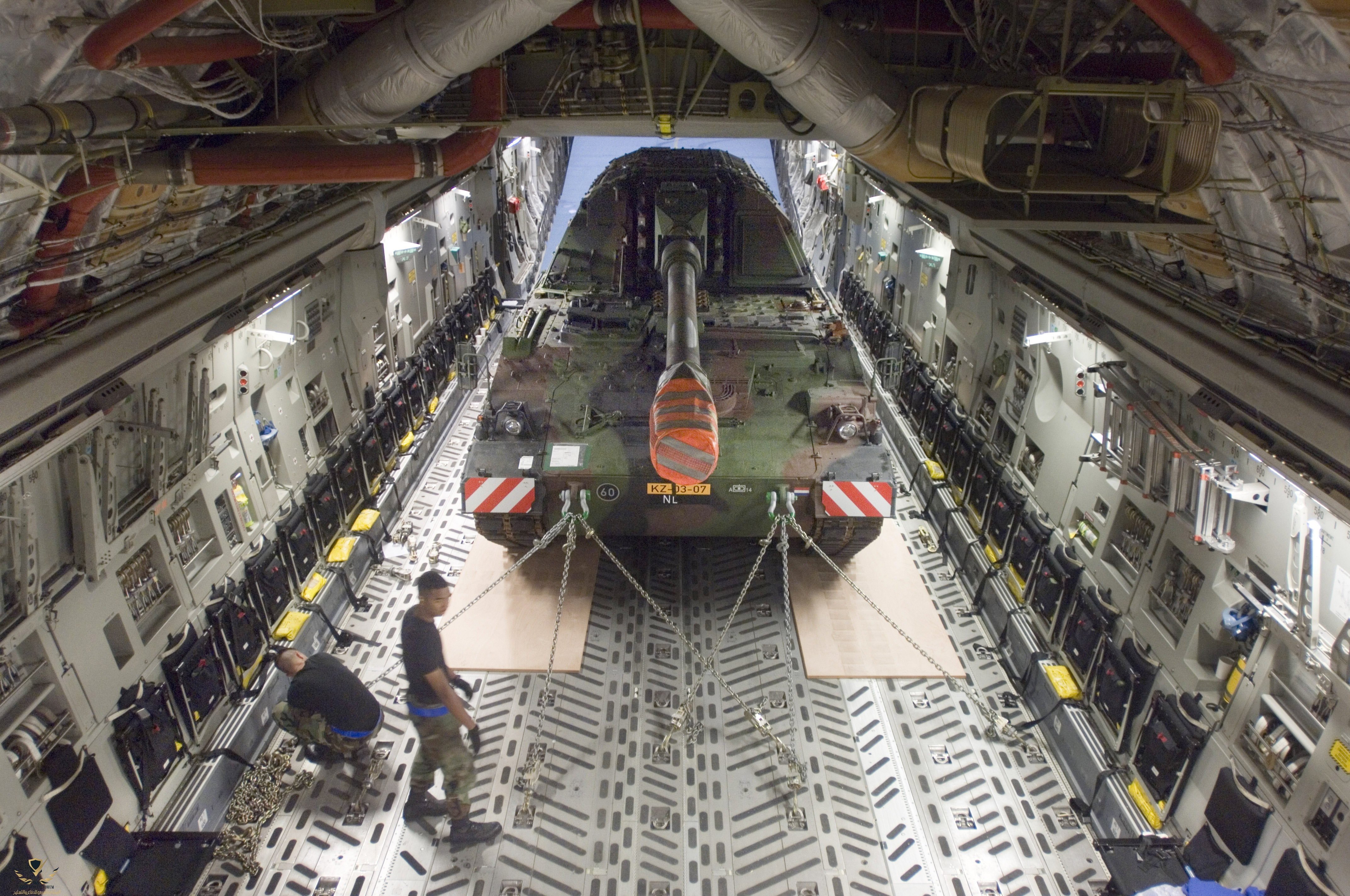 Pzh-2000_inside_of_a_C-17.jpg