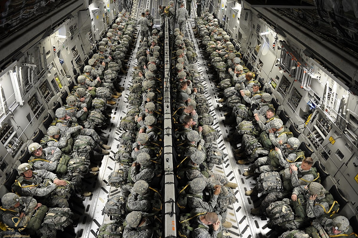 1200px-82nd_Airborne_paratroopers_in_a_C-17.jpg