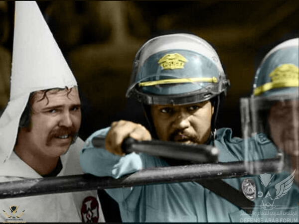 1983-e28093-austin-texas-this-policeman-protects-kkk-members-during-a-rally-as-protestors-were...jpg
