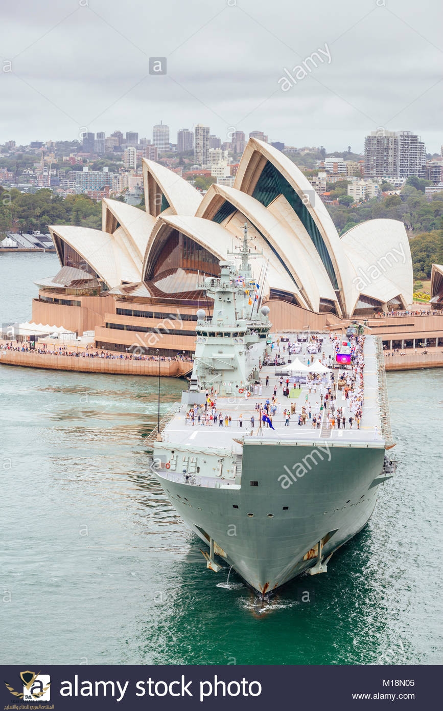 hmas-canberra-l02-landing-helicopter-dock-in-front-of-sydney-opera-M18N05.jpg