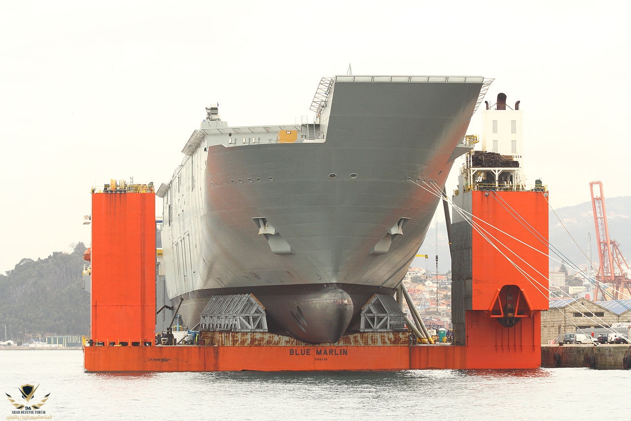 1280px-Vigo_Soldando_el_portaaviones_HMAS_Adelaide_sobre_el_buque-plataforma_Blue_Marlin_(1135...jpg