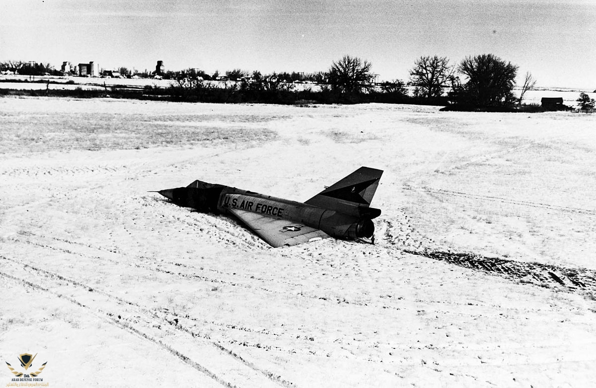 1200px-F-106_unmanned_landing.jpg