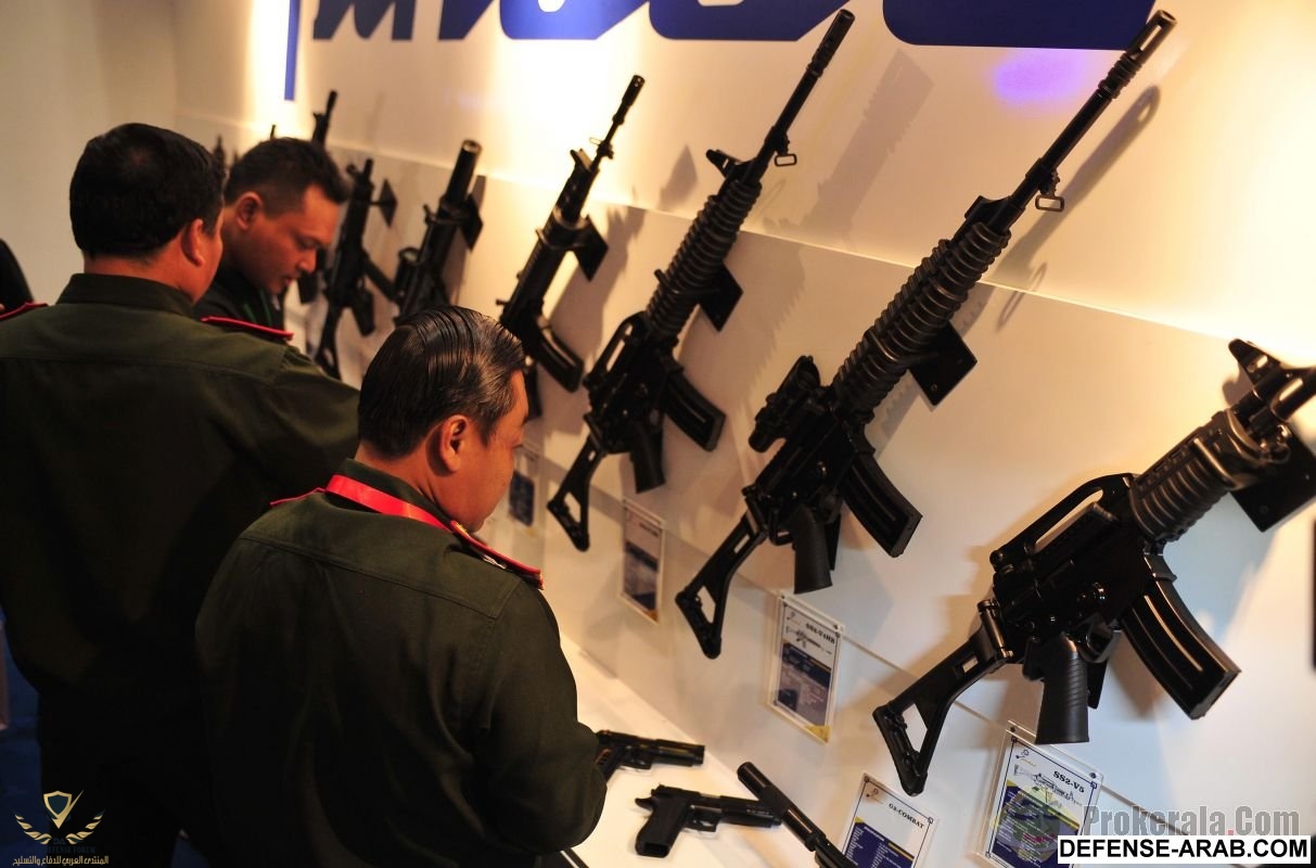 jakarta-delegates-look-at-a-range-of-weapons-at-a-236811.jpg