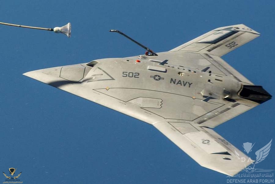 The-unmanned-X-47B-sipping-Gas-from-a-tanker-2.jpg