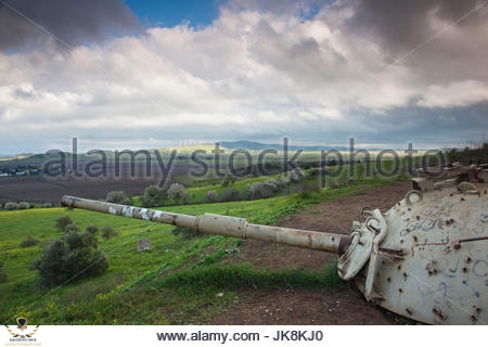 israel-golan-heights-mitzpe-quneitra-turret-of-israeli-tank-points-jk8kj0.jpg