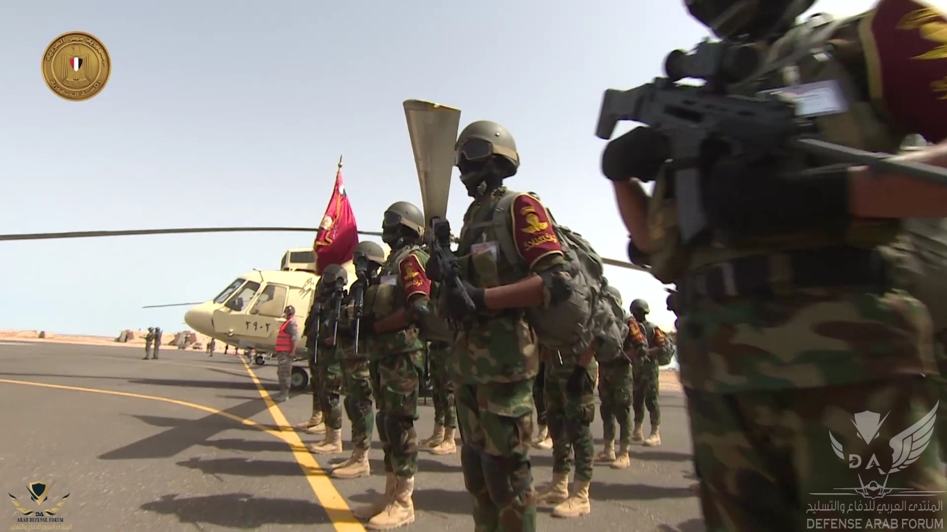  عبد الفتاح السيسي يتفقد الوحدات المقاتلة للقوات الجوية بالمنطقة الغربية العسكرية[(000498)2020...JPG