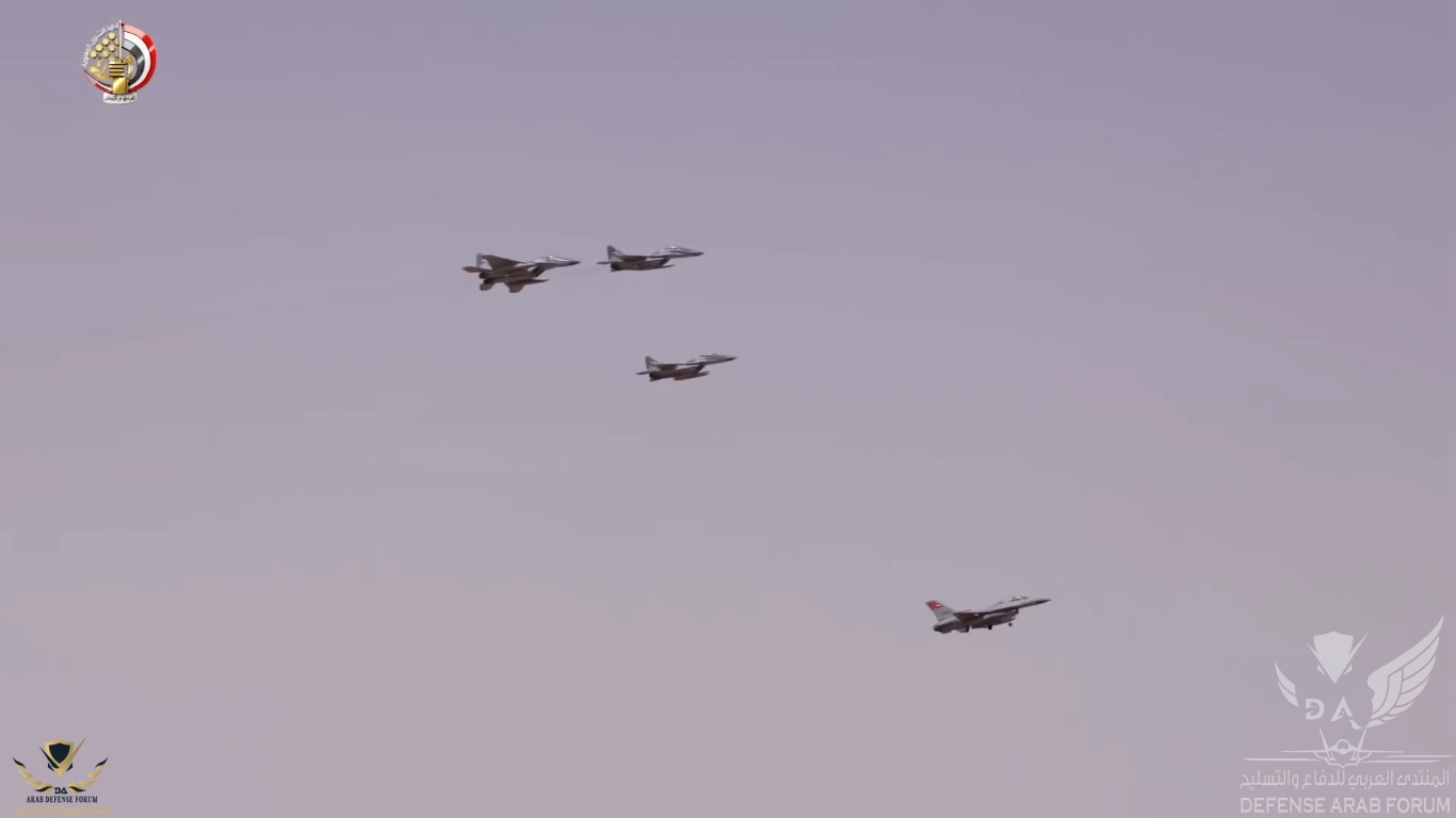  العام للقوات المسلحة يشهد المرحلة الرئيسيه للمناوره -حسم 2020 -فى الاتجاة الاستراتيجى الغربى[...JPG