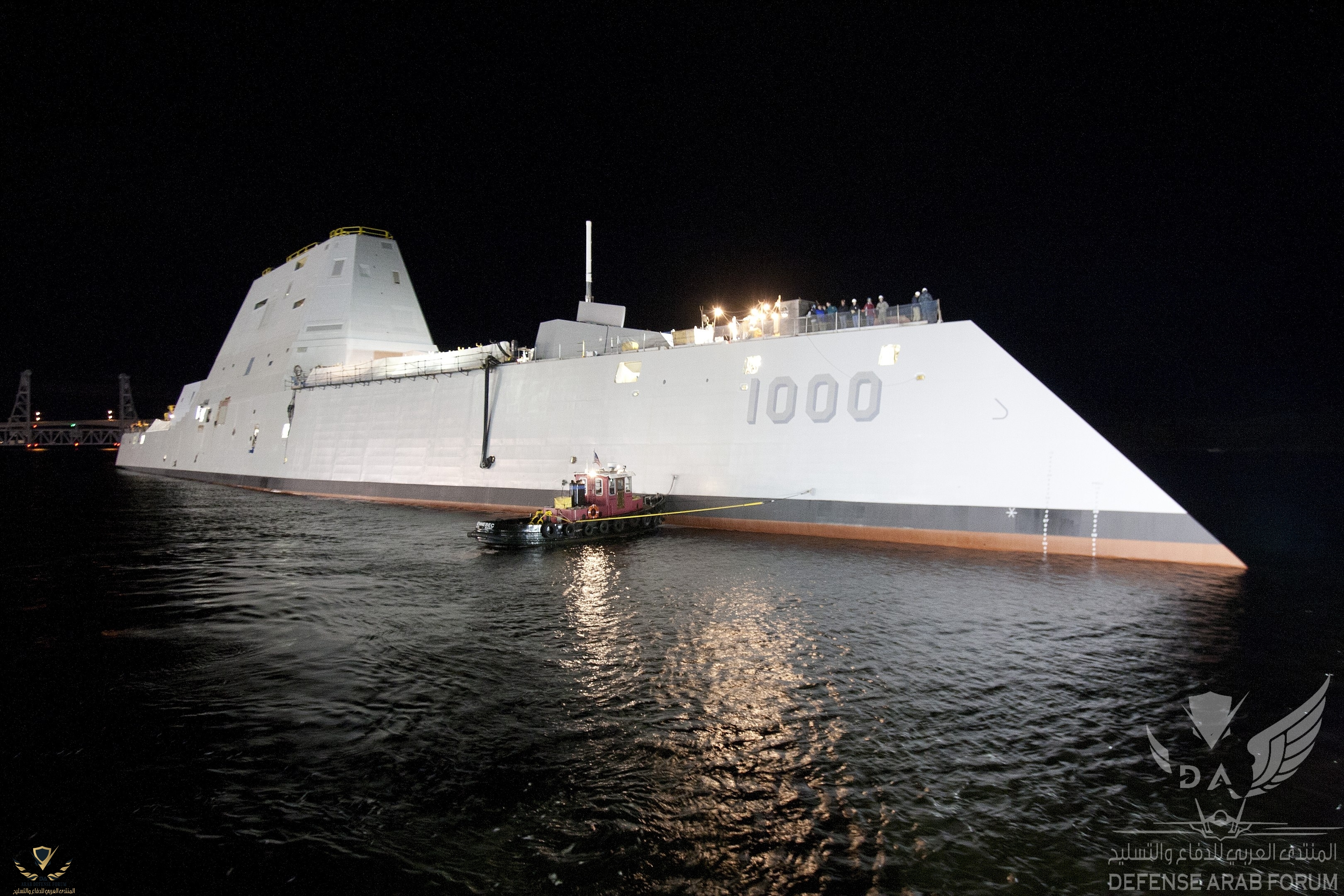 3240px-USS_Zumwalt_(DDG-1000)_at_night.jpg