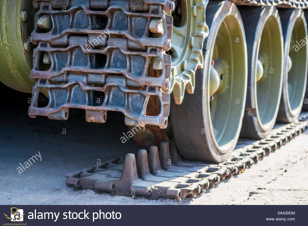 broken-tank-caterpillar-details-of-a-military-tank-tank-tracks-2A430DM.jpg