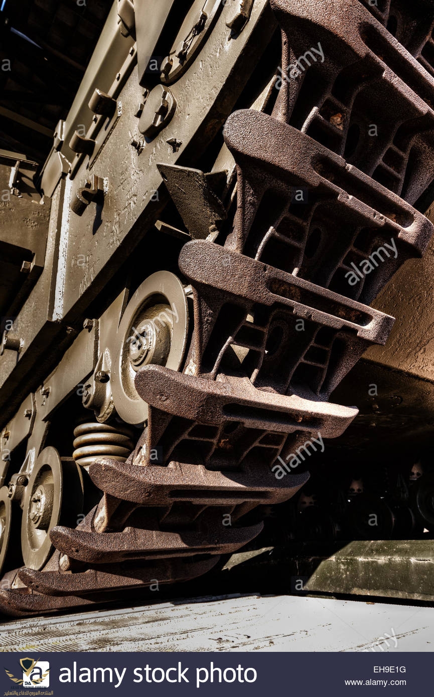 iron-caterpillar-racks-of-army-tanks-that-have-seen-battle-waiting-EH9E1G.jpg