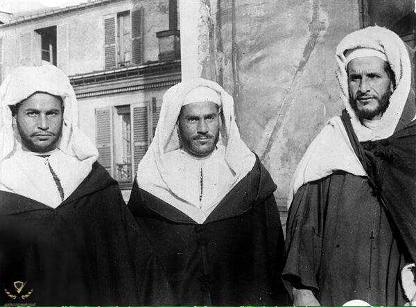 من اليسار الى اليمين  محمد ازرقان ع الكريم ابن زيان القايد حدو بن حمو..jpg