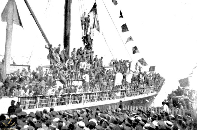 Despedida en el puerto de Barcelona a los soldados del regimiento de Vergara que partían hacia...png